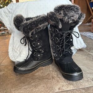 Khombu Black and Gray Fur Winter Boots